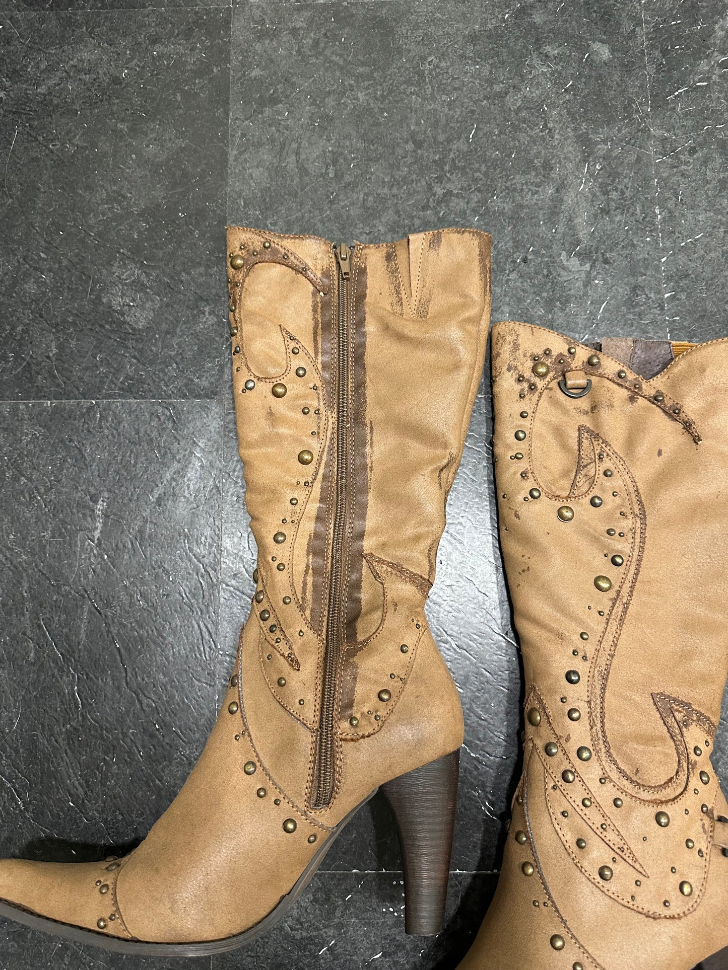 Studs boots
